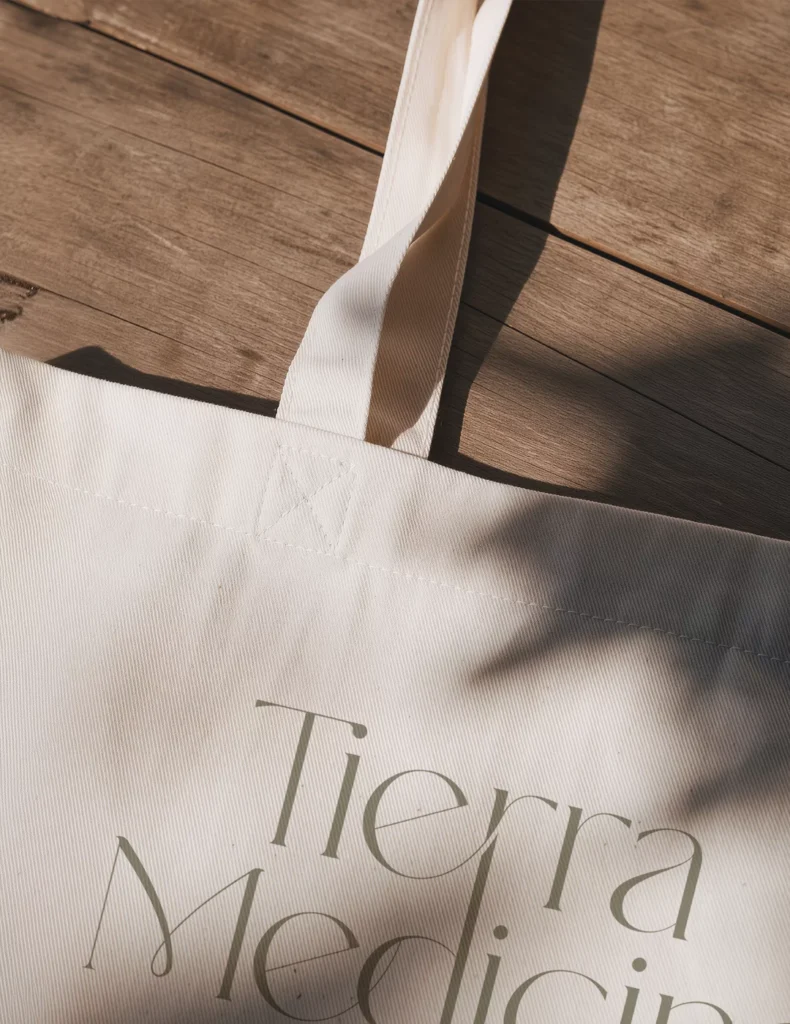 Branding Tierra Medicina - logo en tote bag - Mutatis Estudio