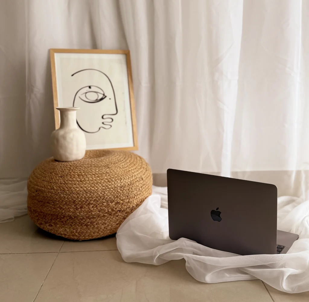 Espacio de trabajo cálido y luminoso — Mutatis Estudio