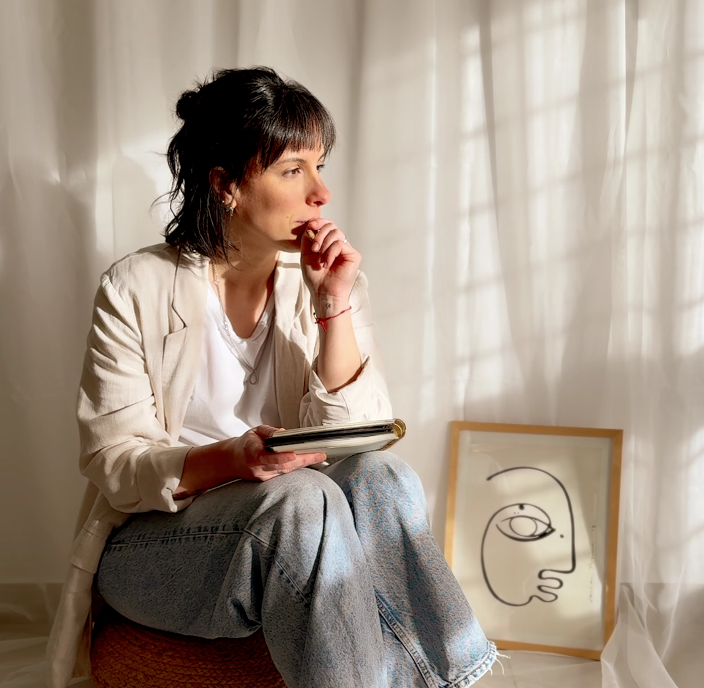 Fabiana Petrocelli — fundadora de Mutatis Estudio, sentada en actitud reflexiva