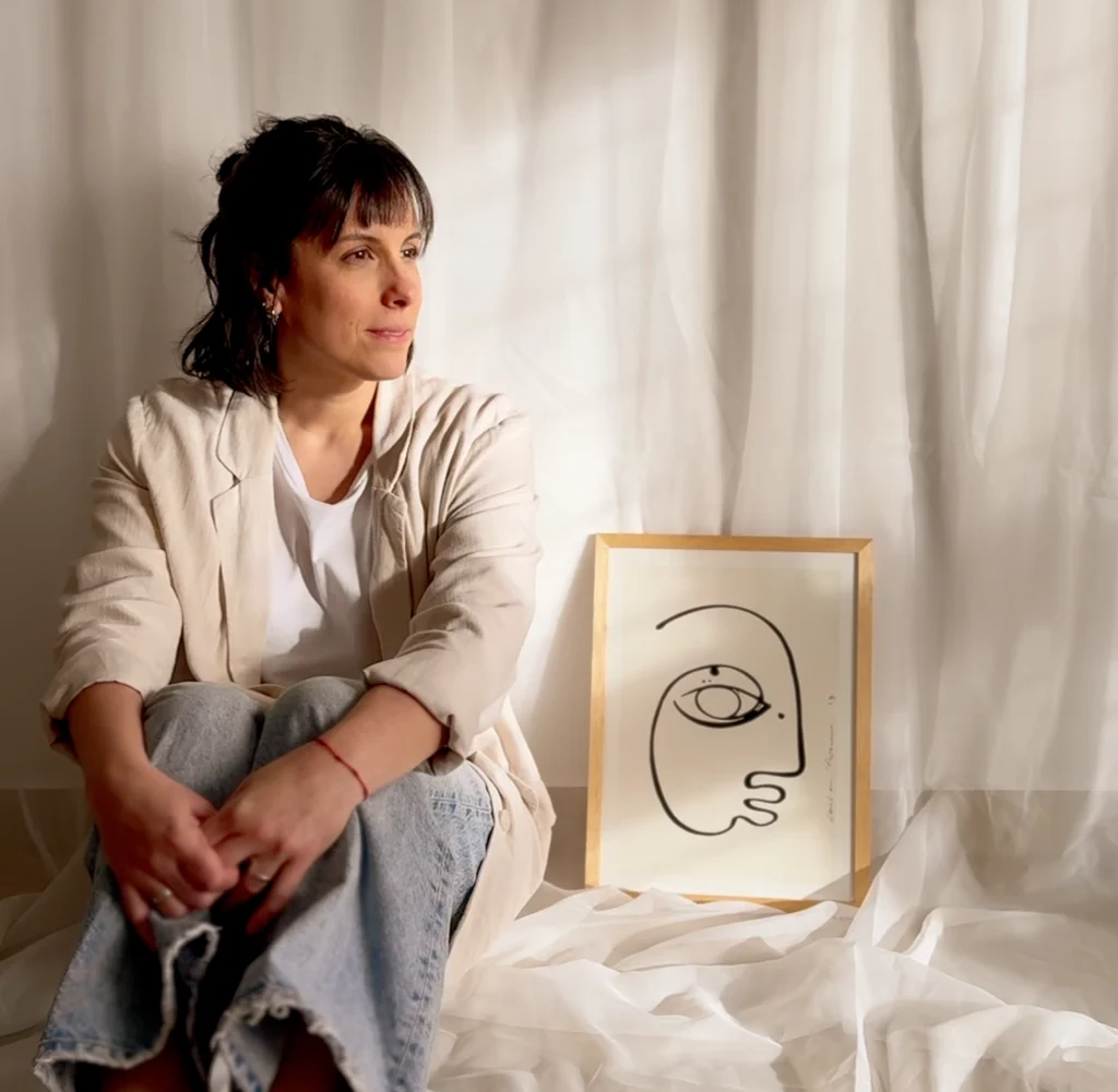 Fabiana Petrocelli — fundadora de Mutatis Estudio en actitud reflexiva en un espacio sereno
